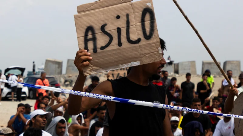 Moroccan migrants stage sit-in as thousands remain stranded in Ceuta