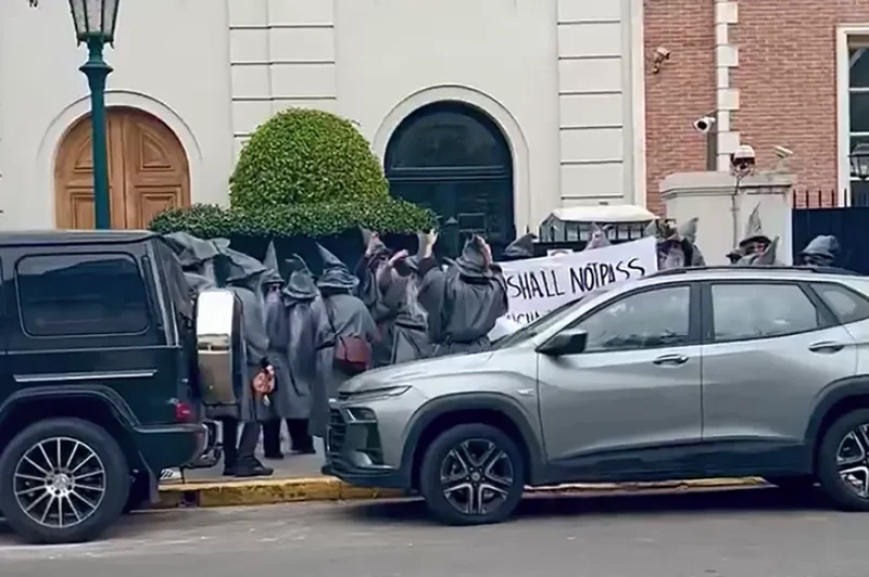 Protestors Dressed as Gandalf Demand Peter Thiel Leave Argentia, Go Back to the Abyss