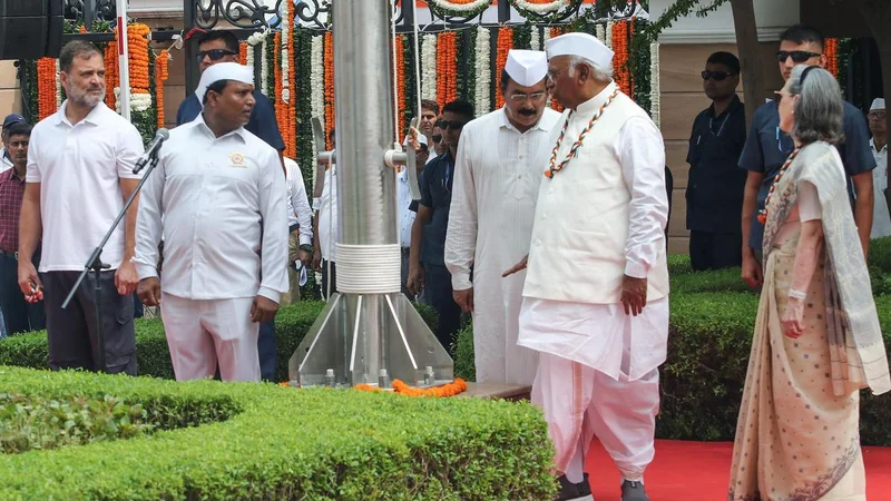 Vande Mataram incident: Delhi Police enquires into complaint against Sonia, Rahul