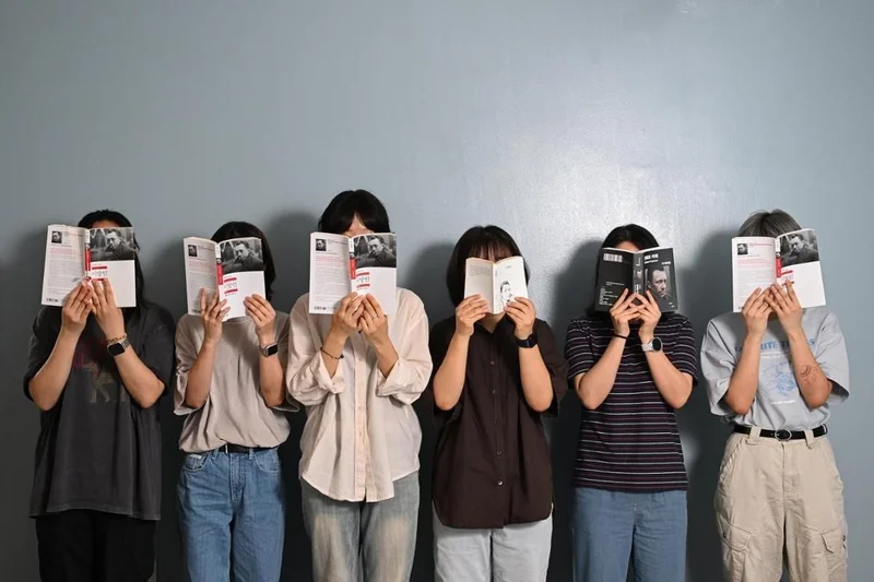 70-year-old Sinchon bookstore defies decline with staff bond
