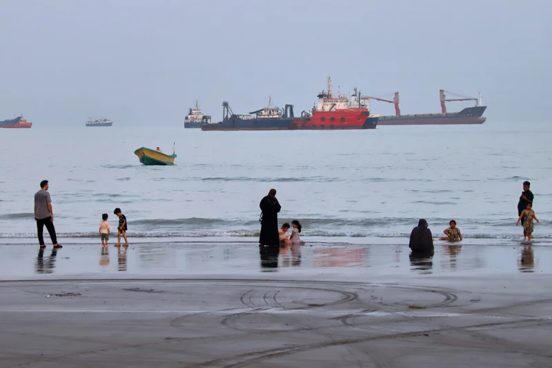 Possible Strait of Hormuz deal, Israeli soldiers killed in Lebanon and other news in the Mideast