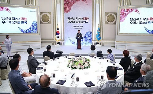 Lee vows to carry on value of honoring meritorious people