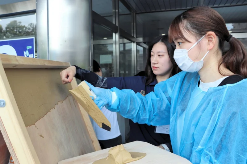 Plasterers head to school in search of new blood