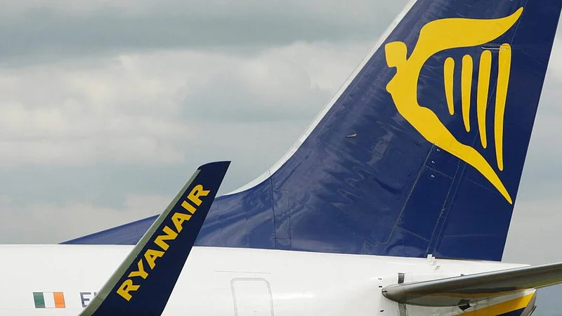 US inquiry finds engine part shattered window on Ryanair flight