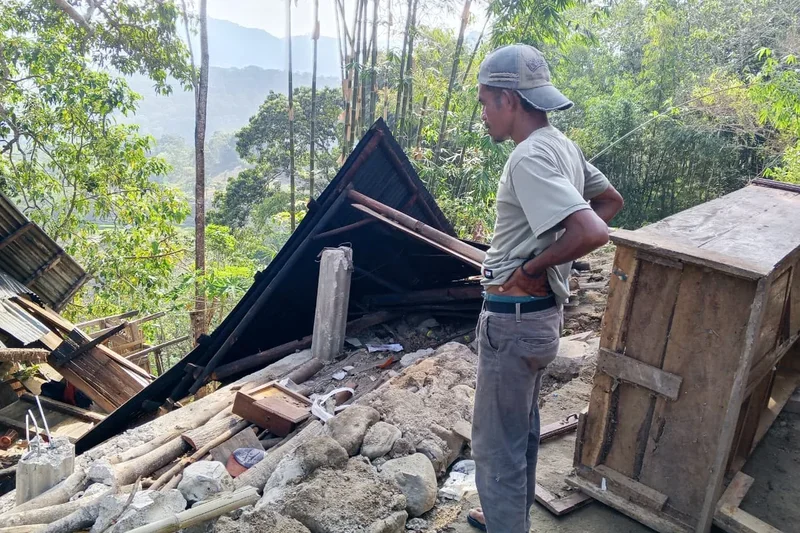 Magnitude 7.7 earthquake strikes off Indonesia's coast, toppling buildings and killing at least 2