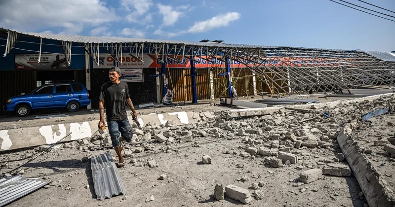 Thousands waiting for help as Indonesia earthquake death toll nears 70