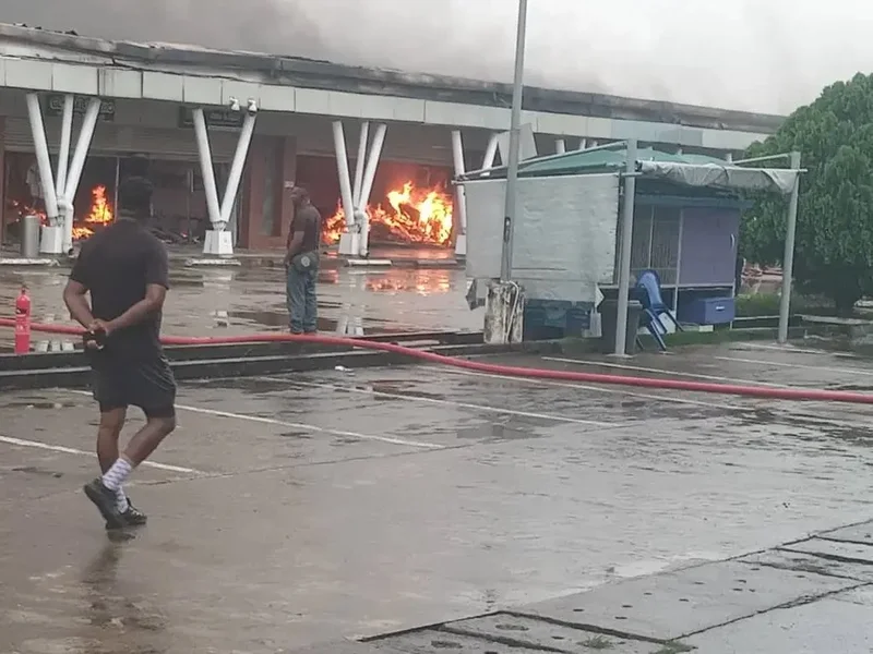 BREAKING: Fire outbreak at popular SPAR shopping outlet in Calabar [VIDEO]