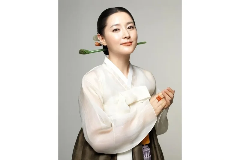 'Jewel in the Palace' star Lee Young-ae celebrates 23-year bond with royal court cuisine mentor