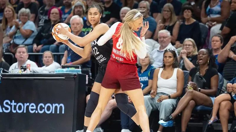 Sophie Cunningham takes vicious elbow to face, and fans fume at what refs did next