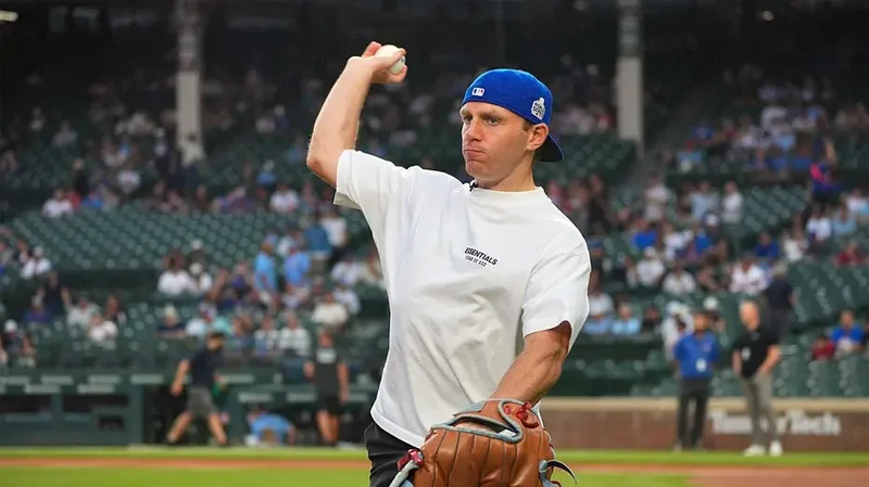 Blackhawks great Patrick Kane gets incredible standing ovation from Cubs and White Sox fans at Wrigley Field