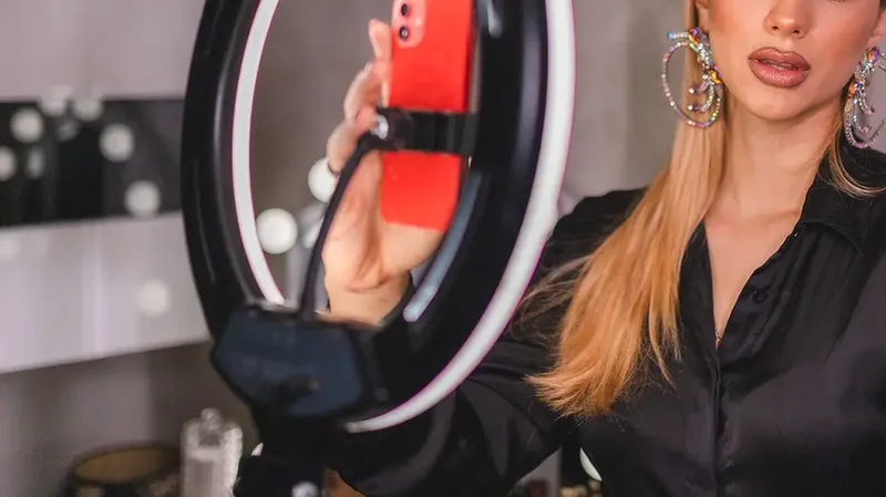 'Inmate hopping' influencer who allegedly had relationships with up to 75 inmates avoids jail