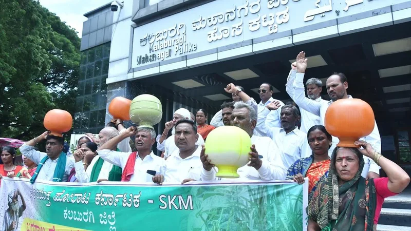 Farmers’ groups protest over drinking water shortage in Kalaburagi, carry empty pots to highlight the issue