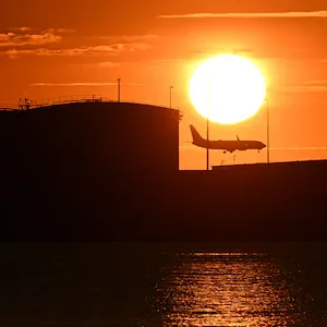 Sydney Airport air traffic control staffing under scrutiny after runway near-misses