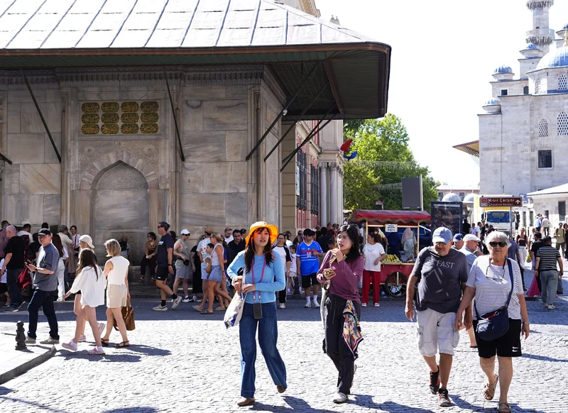 Foreign arrivals in Türkiye fall slightly in July, Russians top list