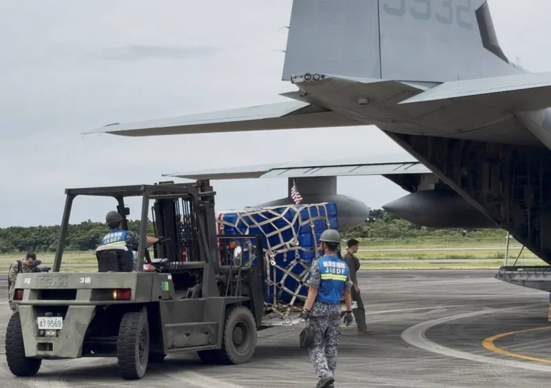 U.S. Forces airlift water for Kumamoto earthquake victims