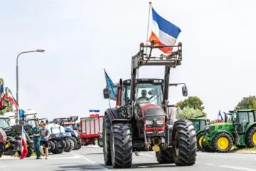 No plates, no fines: farmers escape penalty for A35 blockade
