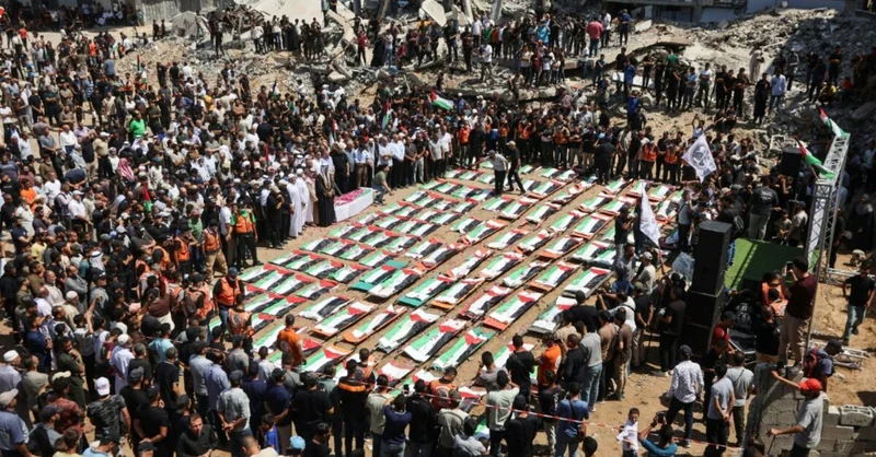 Gazans hold mass funeral for those killed during war
