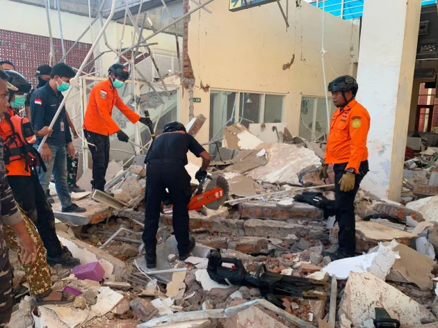 Powerful 7.7 magnitude earthquake hits Indonesia, killing 20 people and sending thousands fleeing