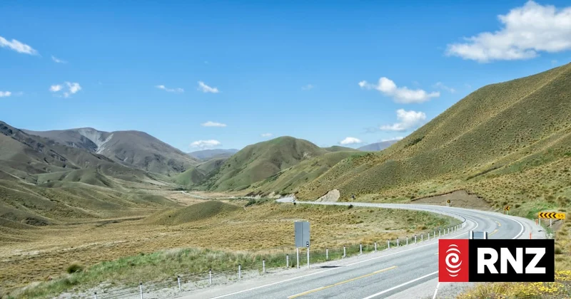 Three hurt in Lindis Pass crash