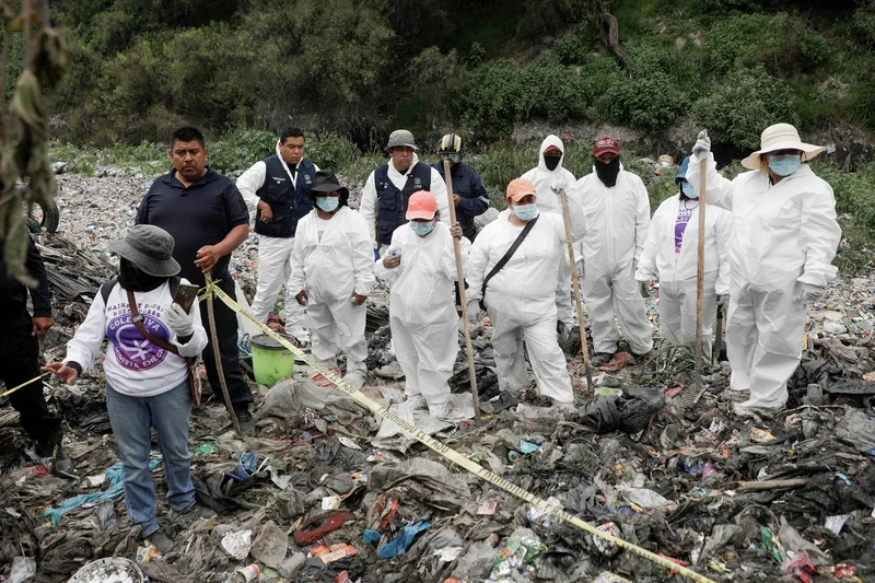 Searching for an 11-year-old girl, they found three bodies: Searching mothers in sewage canals in the State of Mexico, in images