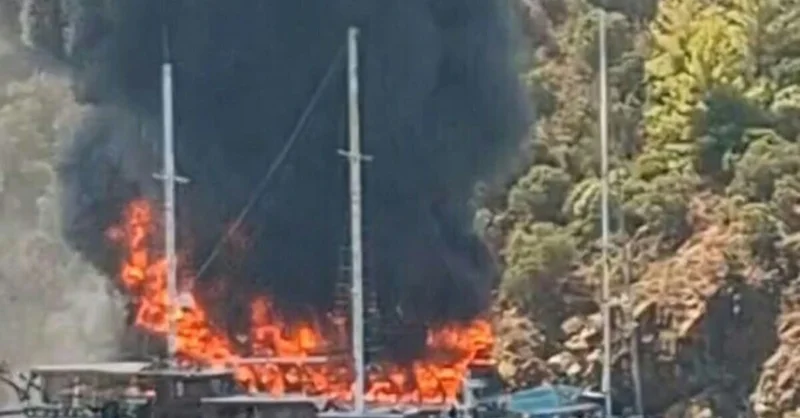 Blaze forces families to abandon Turkish tour boat