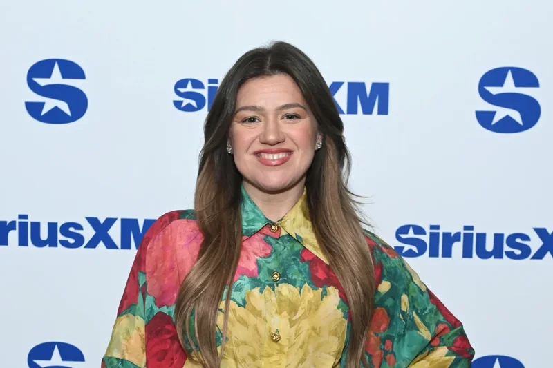 Kelly Clarkson applauded after suffering wardrobe malfunction at Las Vegas Show