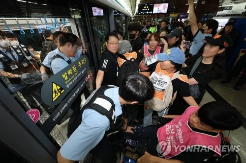 (LEAD) Activist group says will halt subway protest on gov't pledge to review disability rights budget