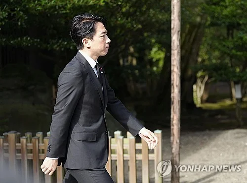 Japan PM sends offering to Yasukuni Shrine, refrains from visit