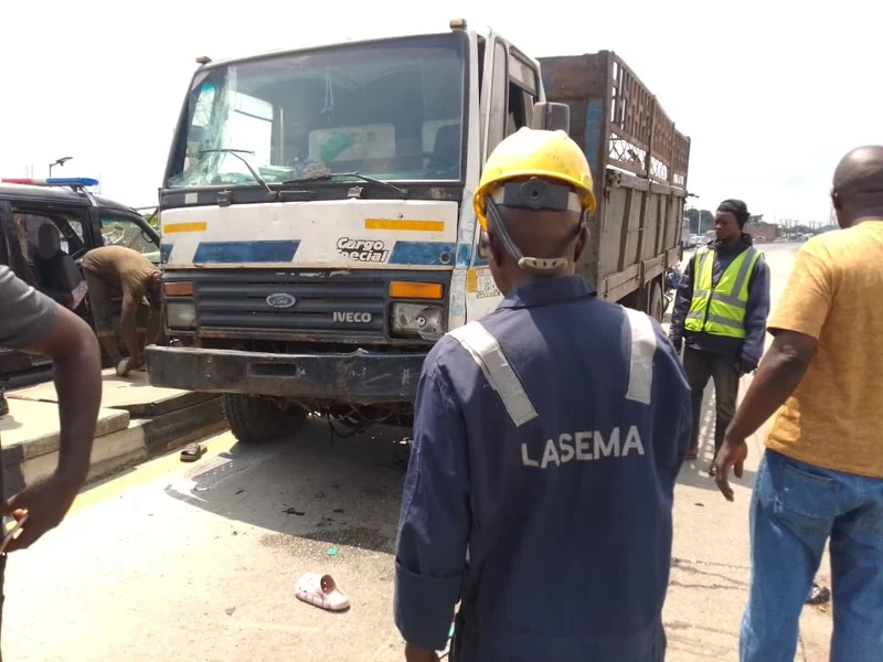 Dispatch rider killed as two trucks battle for right of way in Lagos