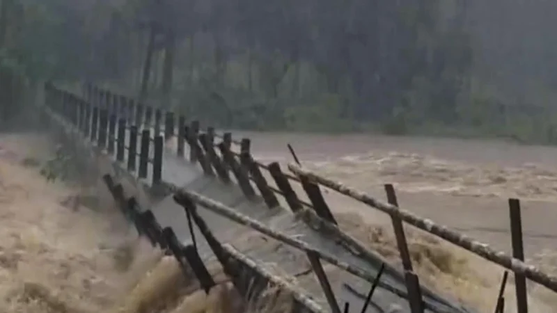 Heavy rain to continue; orange alert for seven districts on August 8