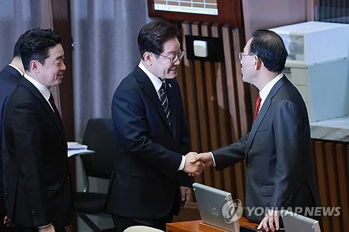 Lee reportedly holds golf outings with senior opposition lawmakers