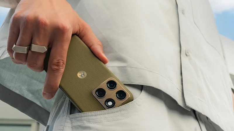 Poll says this Samsung phone is the best Motorola Edge (2026) alternative