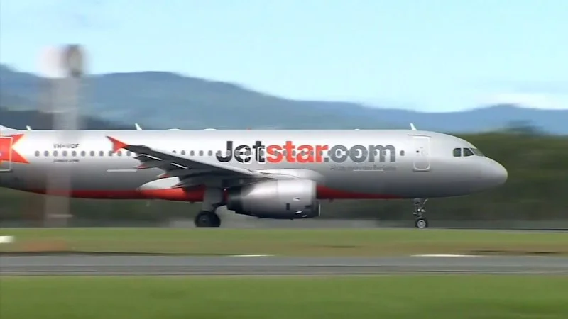 Expert weighs in on Jetstar's divisive new overhead baggage fees