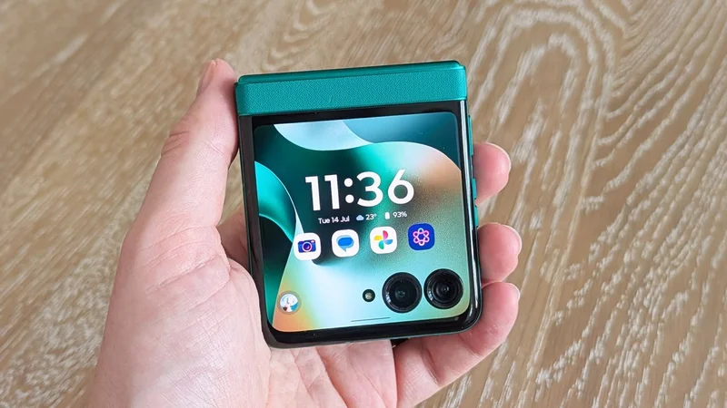 I spent two weeks with the Motorola Razr 2026, and while it's still the best mid-range flip phone, it left me wanting more