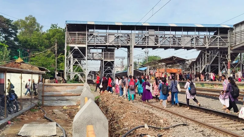 Unsafe access to platforms puts Radha Nagar pedestrians at risk