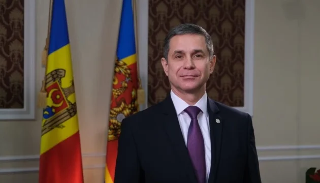 Moldova's Defense Minister refuses to answer question in Russian