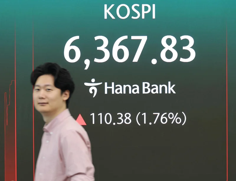 Seoul stocks down late Tuesday morning on tech losses
