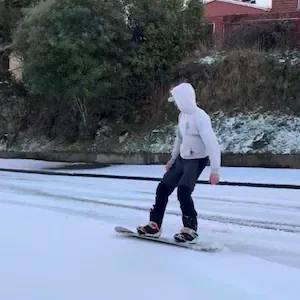 Weather:  Daredevil snowboarder hits the makeshift slopes of Dunedin snowy streets