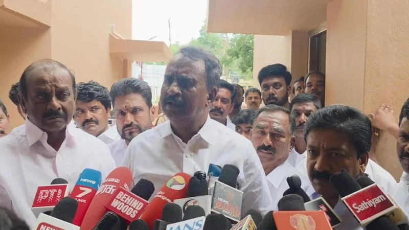 AIADMK leaders urge Palaniswami to let Dhinakaran, Sasikala rejoin the party