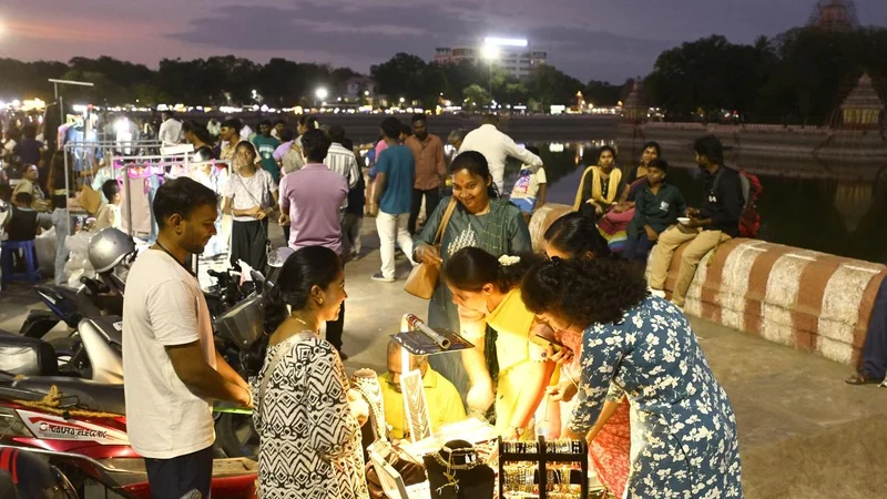 A vibrant evening atosphere at Madurai Vandiyur Mariamman Teppakulam, with snacks, shopping, and family fun