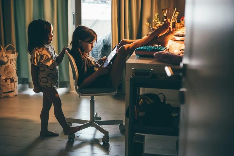 Parents putting screens in front of their kids is more about their own stress than other factors
