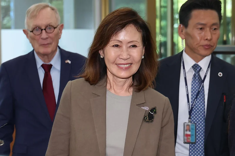 New US Ambassador Steel meets FM Cho, submits credentials
