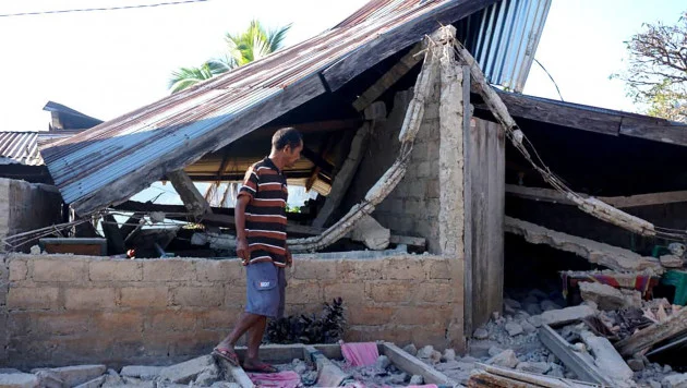 Aid begins arriving for people hit by Indonesia earthquake who are 'still terrified'