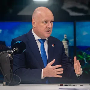Prime Minister Christopher Luxon in studio with Mike Hosking as poll of polls puts coalition in lead