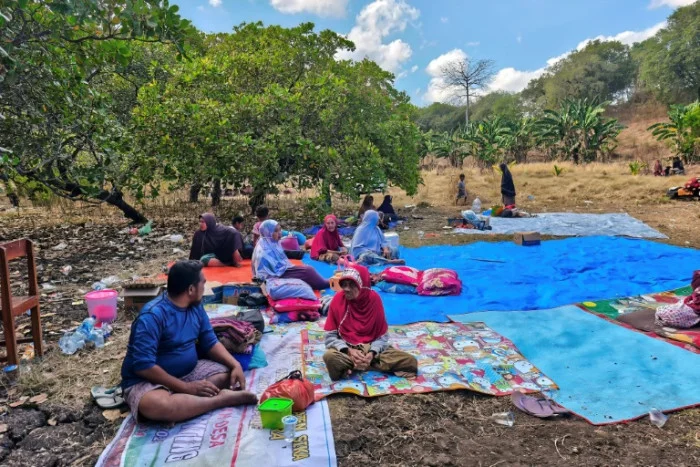 Thousands await aid after deadly Indonesian quake