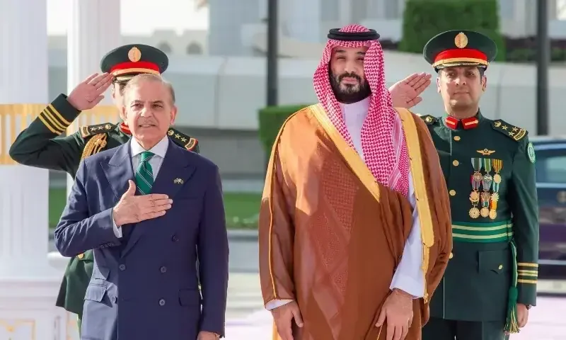 PM Shehbaz, CDF Munir meet Saudi crown prince in Makkah