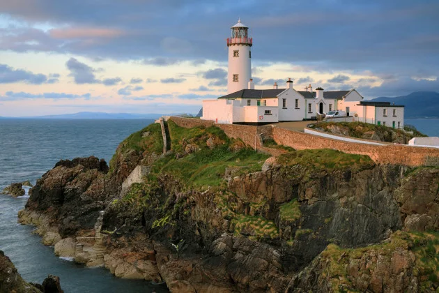 Teach Solais Fhánada ag treorú daoine ar ais go dtí an Ghaeltacht ar imeall an domhain