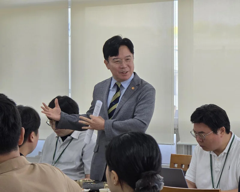 Korea's trade, labor ministers at odds