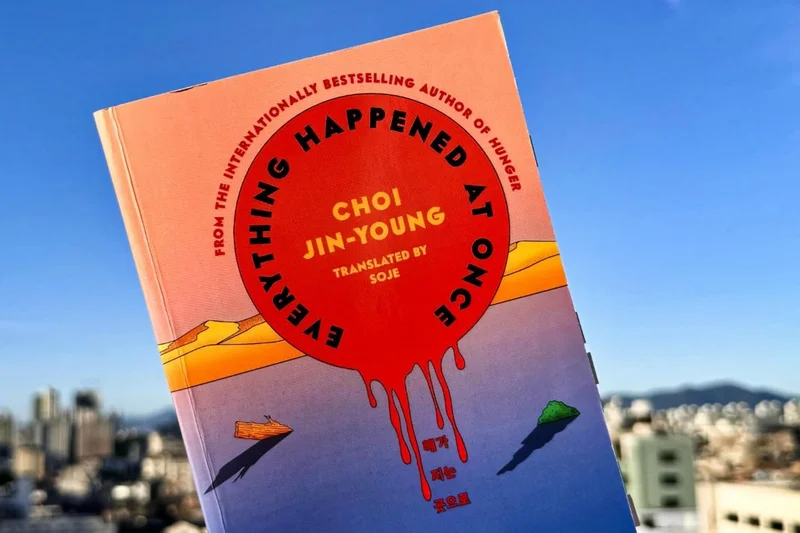 [K-LIT REVIEW] Sapphic love blooms in post-apocalyptic wasteland of 'Everything Happened at Once'