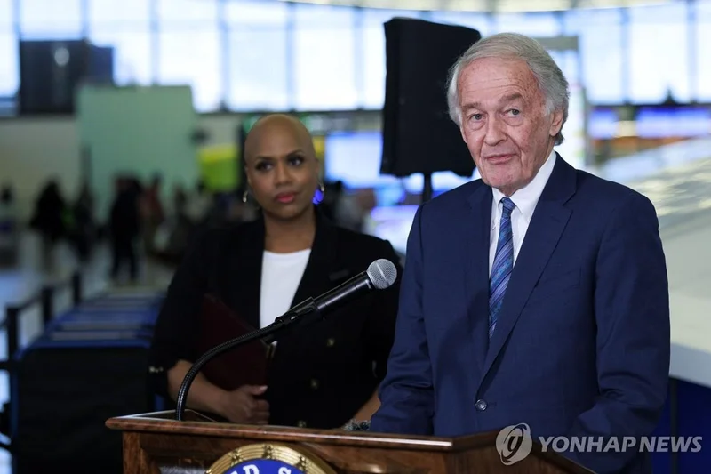 US senator reintroduces bill to expedite humanitarian aid to N. Koreans
